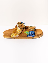 Mosterdkleurige slipper met gehaakt bovenwerk en dubbele gesp
