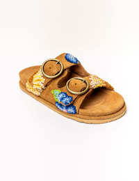 Mosterdkleurige slipper met gehaakt bovenwerk en dubbele gesp