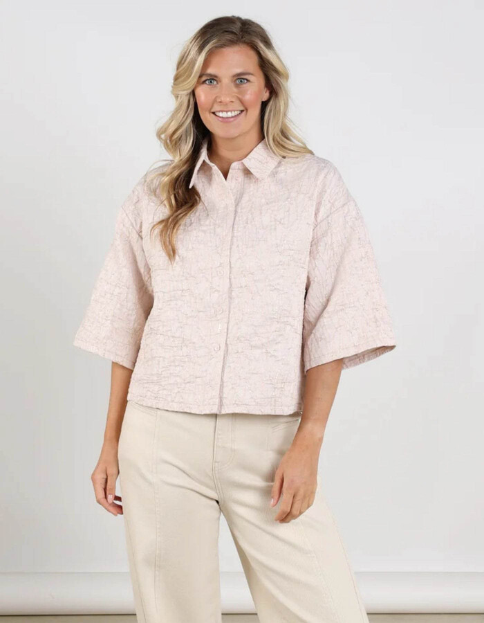 Leena - Blouse met subtiele glans en verfijnd patroon