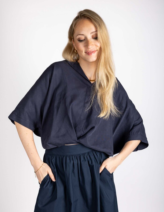 Blauwe blouse met korte mouwen en V-hals