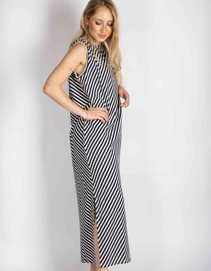 ADELE - Lange jurk met schuine streepjes in navy