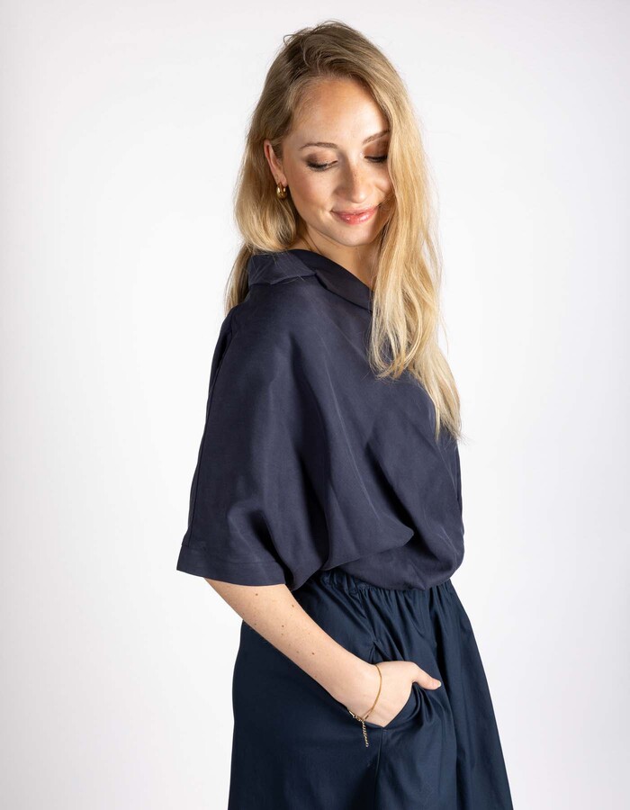 Blauwe blouse met korte mouwen en V-hals
