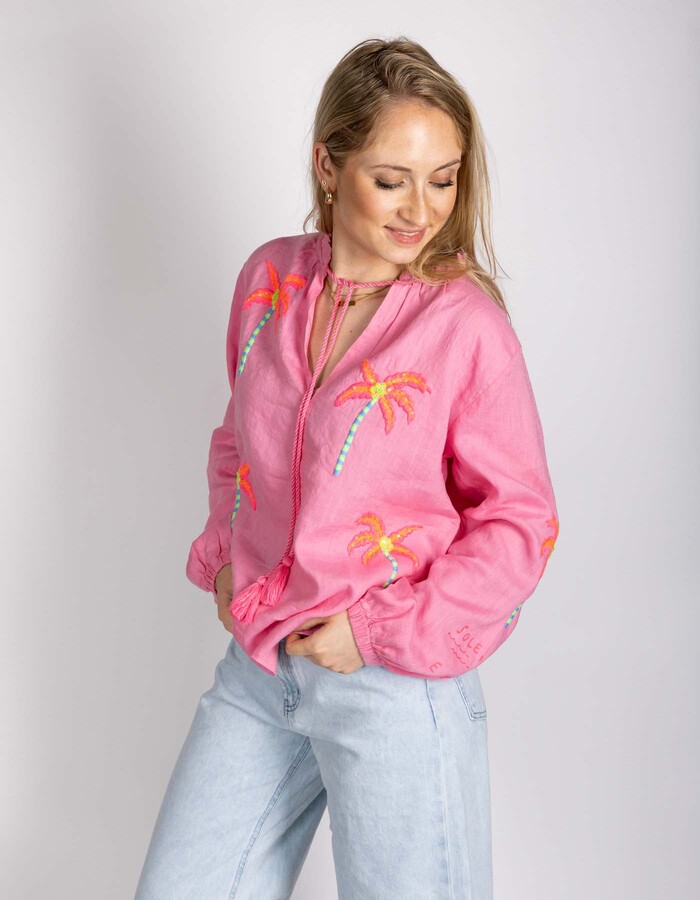 Roze linnen blouse met geborduurde palmbomen en strikdetail