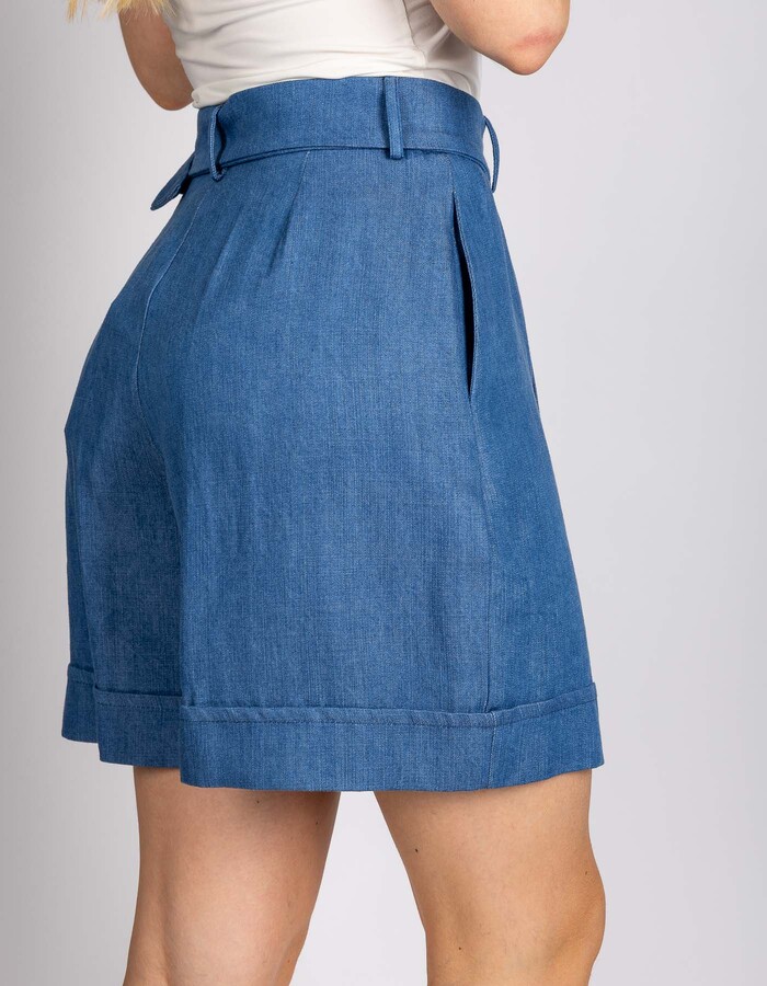 FRIDA - Blauwe bermuda met ceintuur en elegante plooien