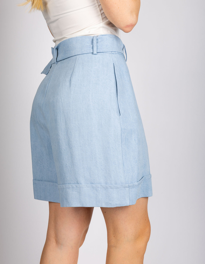 FRIDA - Blauwe bermuda met ceintuur en elegante plooien