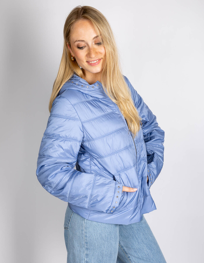 Blauwe gewatteerde jas met strassdetails en capuchon