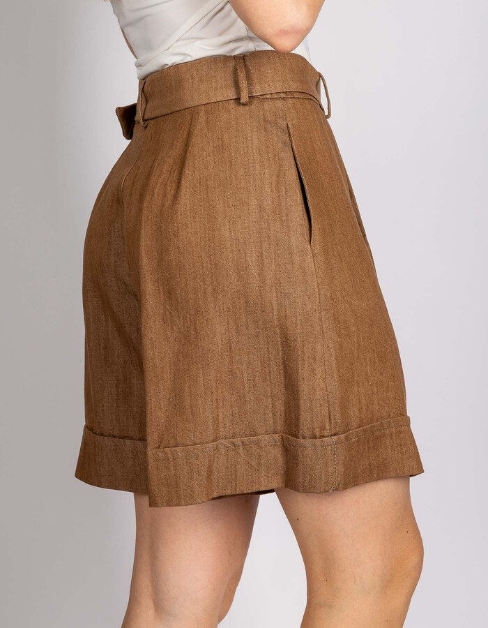 FRIDA - Bruine bermuda met ceintuur en elegante plooien