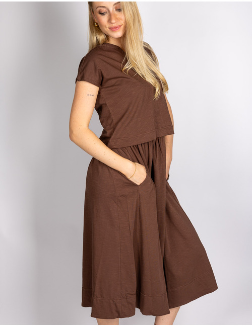 Bruin kleedje met V-hals en losse pasvorm