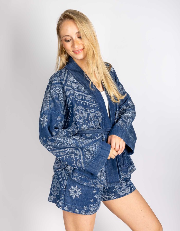 Blauwe kimono blouse met paisleyprint en strikceintuur