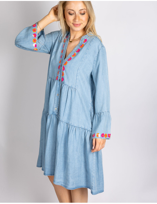 Jeansblauwe jurk met borduursels en V-hals