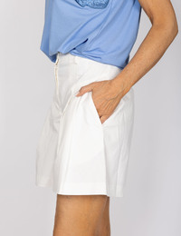 CAPRI - Witte dames short met plooien