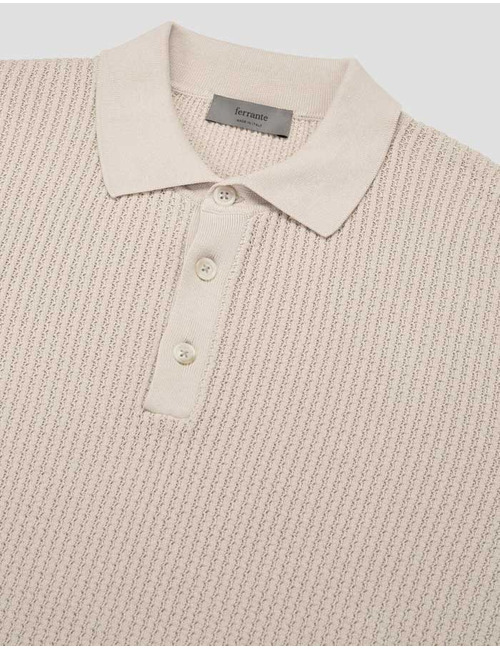Piqué polo met structuurdetail en knopen – beige