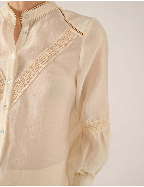 Cody - Elegante blouse met broderie en ballonmouwen