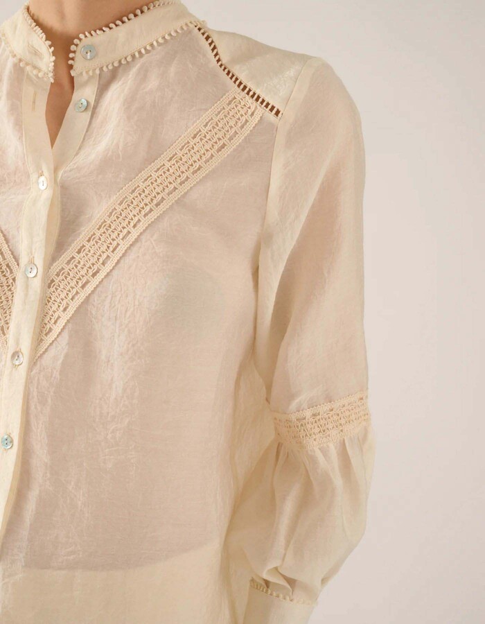 Cody - Elegante blouse met broderie en ballonmouwen