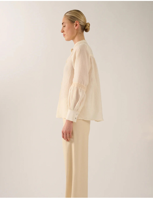 Cody - Elegante blouse met broderie en ballonmouwen