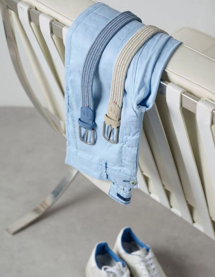 Gevlochten suède riem in sky blue