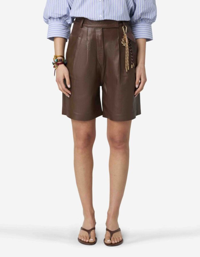 Peyah - Leren bermuda met moderne pasvorm