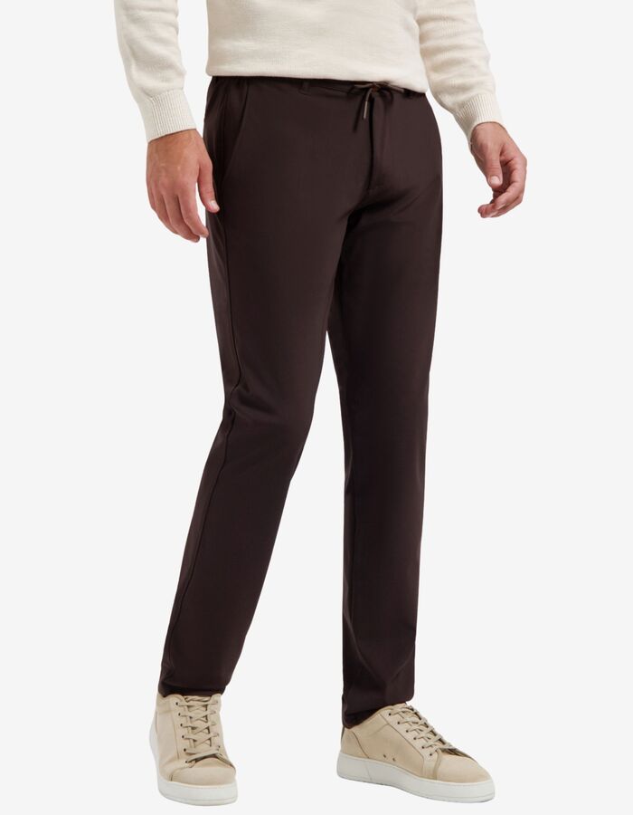Pantalon travel brun foncé coupe slim
