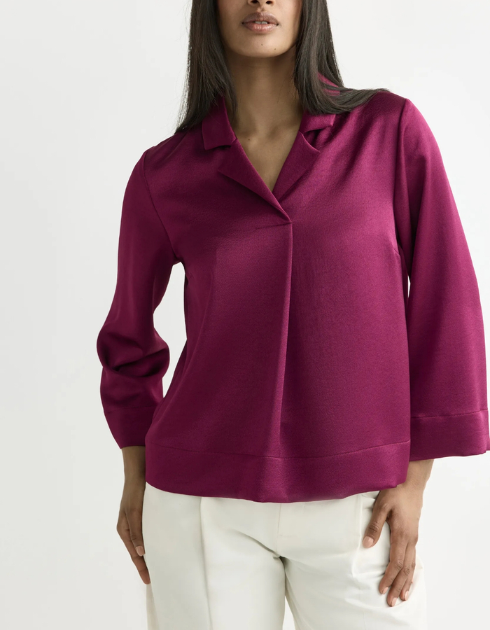 Helinka - Korte satijnen blouse met V-hals