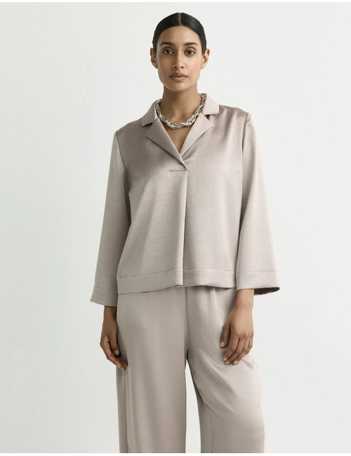 Helinka - Korte satijnen blouse met V-hals