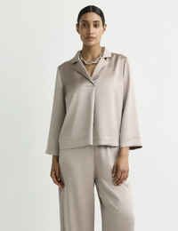 Helinka - Korte satijnen blouse met V-hals