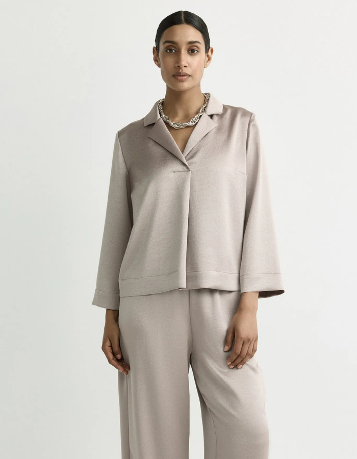 Helinka - Blouse courte satinée à col en V