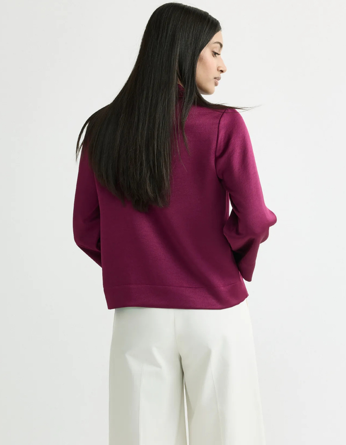 Helinka - Korte satijnen blouse met V-hals