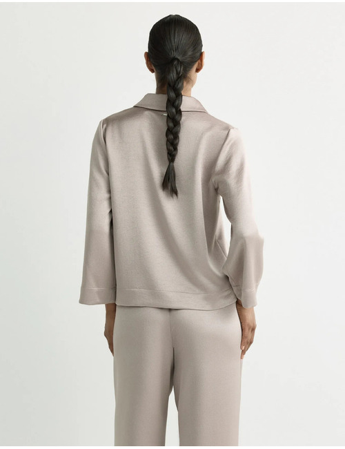 Helinka - Korte satijnen blouse met V-hals