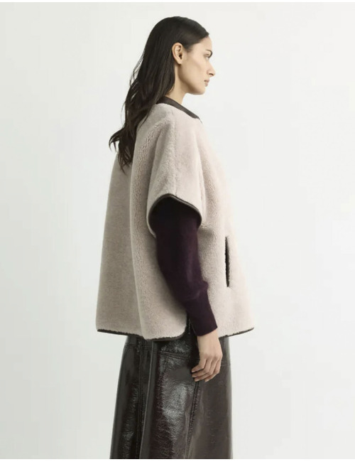 Coema - Cape en tissu teddy avec détails en faux cuir