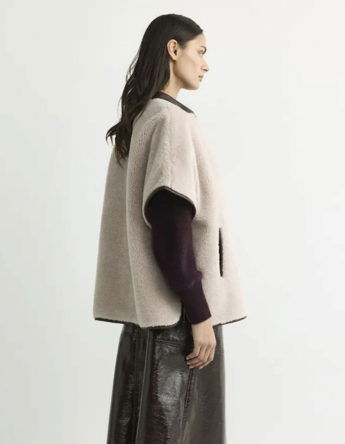 Coema - Cape en tissu teddy avec détails en faux cuir