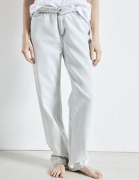 loose fit jeans in winter bleached denim