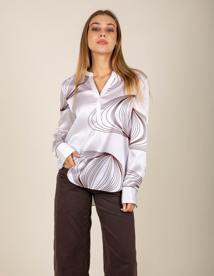 Blouse satinée blanche à imprimé graphique