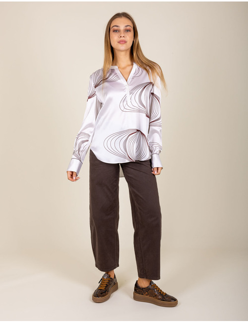 Witte satijnen blouse met grafisch dessin