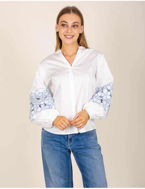 Blouse blanche à manches brodées de fleurs