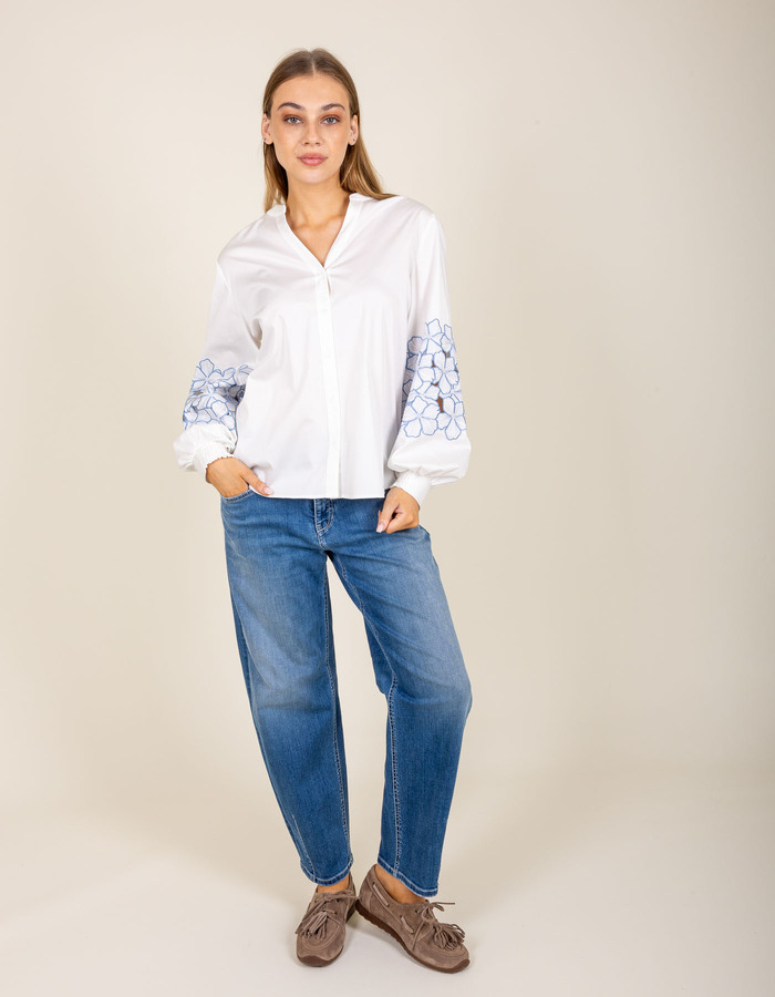 Witte blouse met geborduurde bloemenmouwen