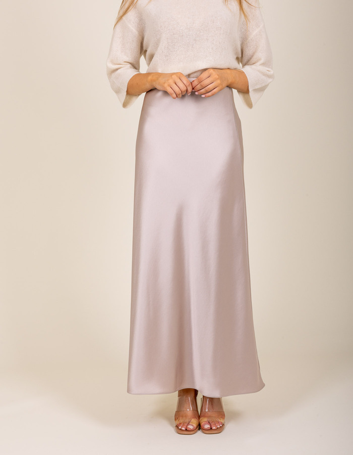 Jupe longue satinée taupe beige