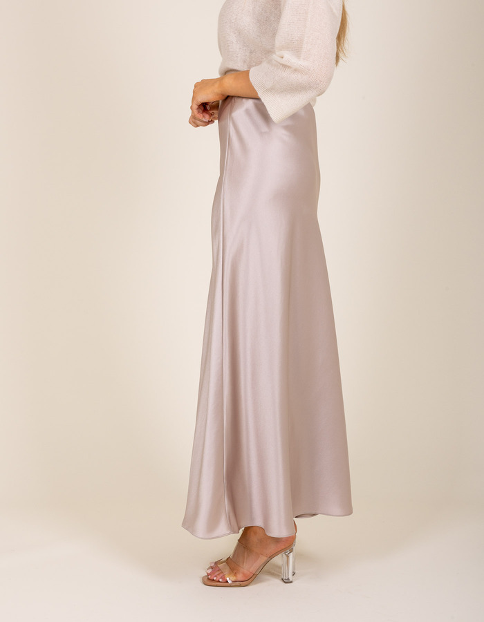 Jupe longue satinée taupe beige