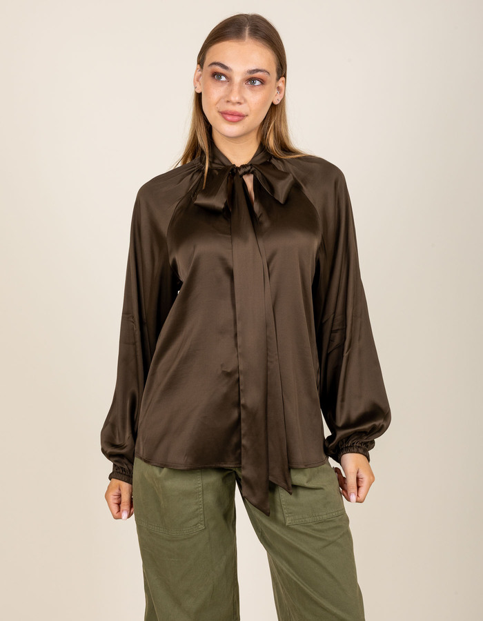 Blouse marron à col lavallière