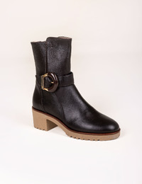 Bottines en cuir brun foncé avec boucle décorative