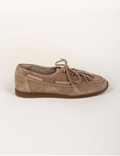 Chaussures bateau en daim taupe avec franges