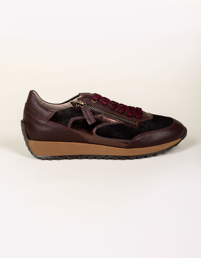 Bordeaux sneakers met ritssluiting en luxueuze ponyhair details
