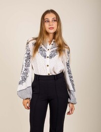 Jacquard satijnen bloes met bloemen en stippenprint