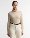 Pull fin à col roulé dans une élégante teinte beige