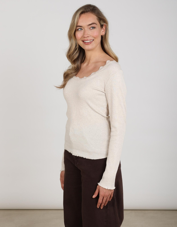 Mika - T-shirt met kanten halslijn beige
