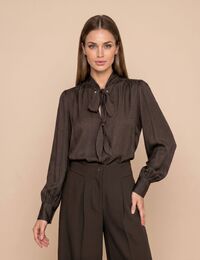 Bente uni - bloes met strikdetails bruin