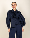 Blouse à col lavallière et manches ballon bleu