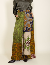 Broek met wijde pijpen en patchworkprint kaki