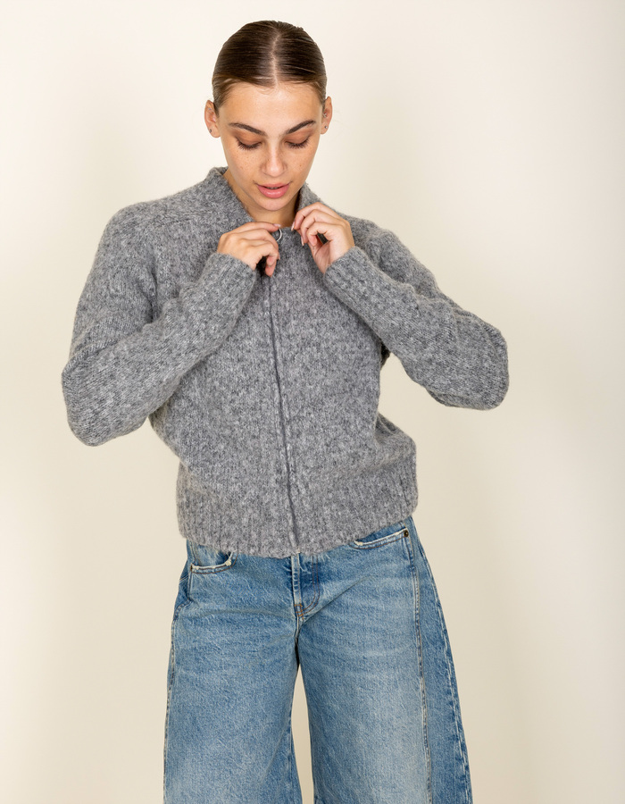 Gebreid vest met ritssluiting in lichtgrijs