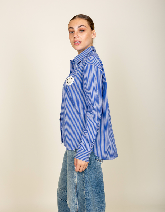 Gestreepte blouse met smiley patch en speelse rugprint