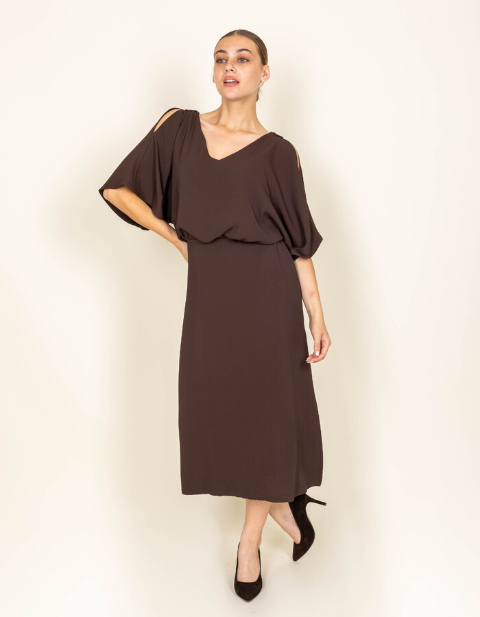 Kate - jurk met elegante open schouders in chocoladebruin